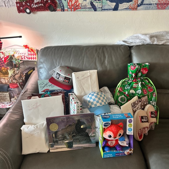 We did it! Celebrating One Year LIVE & The Posh Fish Fam 🐠✨ - Picture 16 of 16